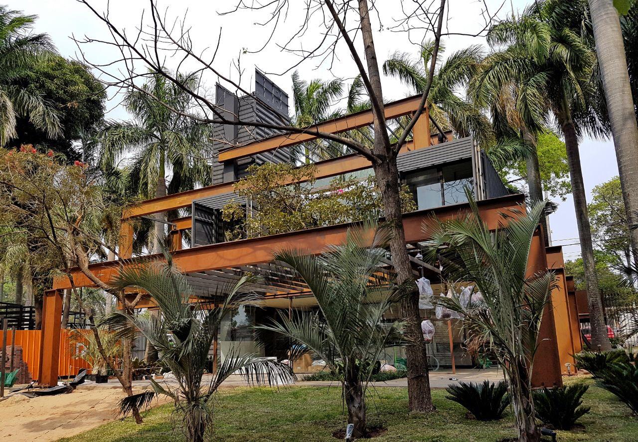 Casa LAIF terminada, dos plantas de acero corten y madera entre palmeras