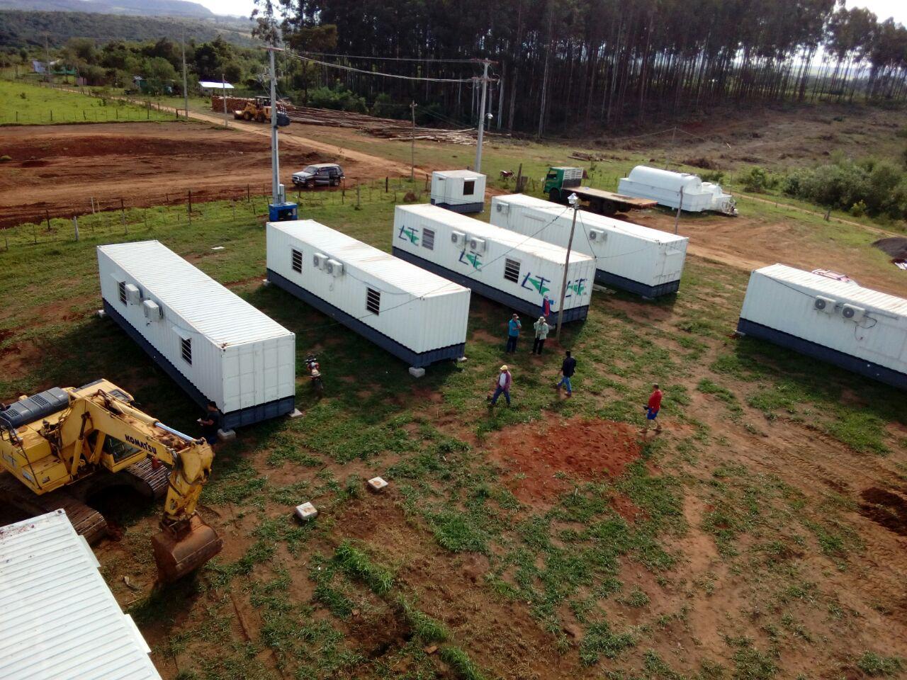 Vista aérea de un campamento de obra vial con módulos habitables