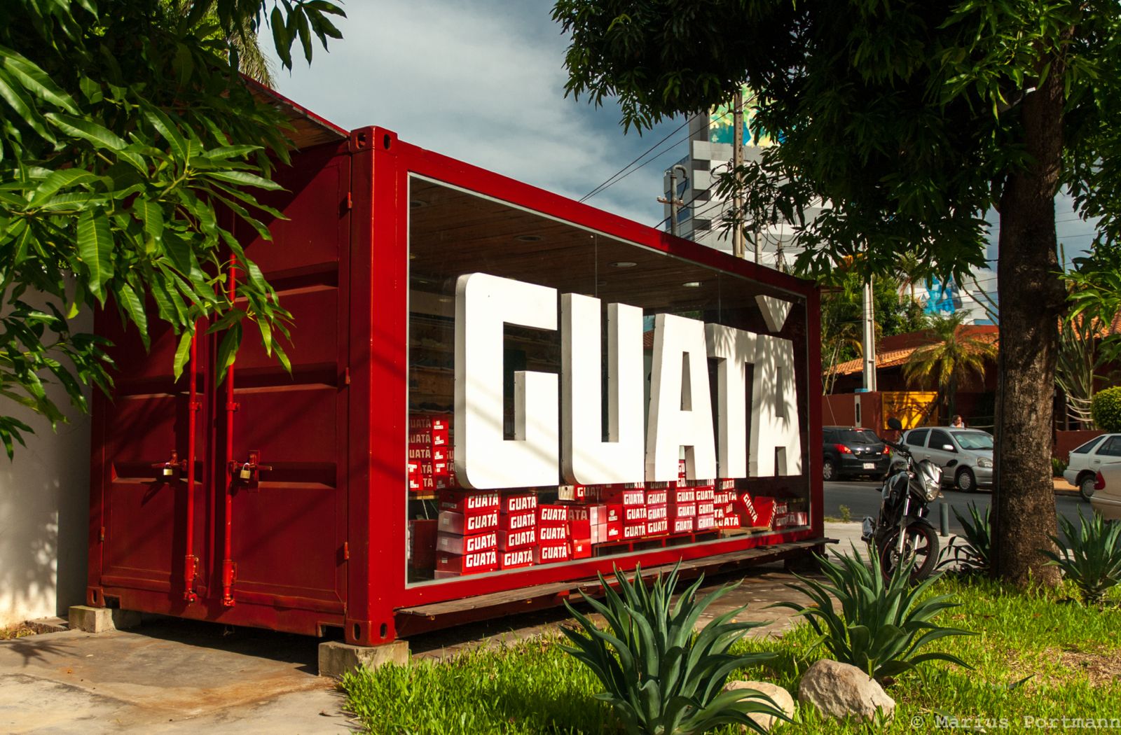 Local comercial GUATA montado en un contenedor rojo