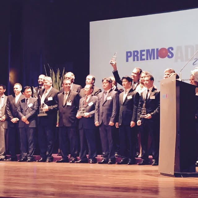 Entrega de los premios ADEC, ganadores con sus trofeos en el escenario